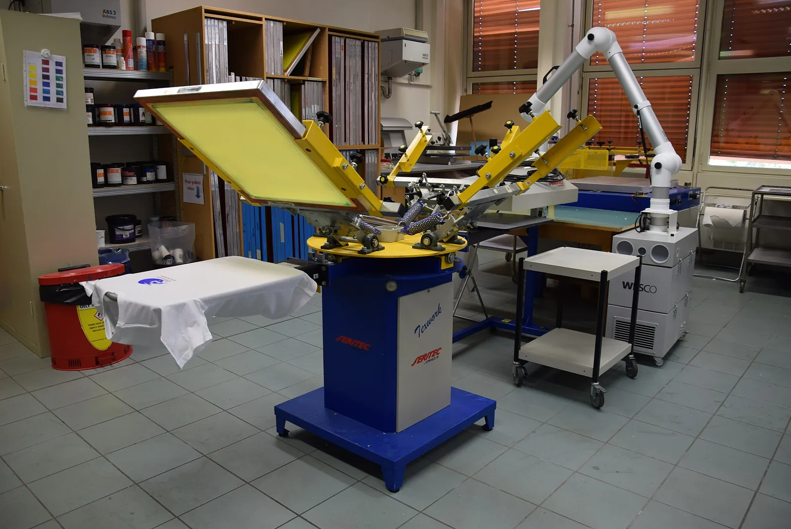 Carousel screen printing machine for printing on textiles